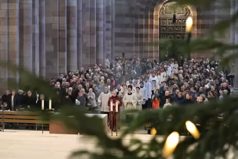 Einzug in den Dom: feierlicher Gottesdienst an Weihnachten. Einzug in den Dom: feierlicher Gottesdienst an Weihnachten.