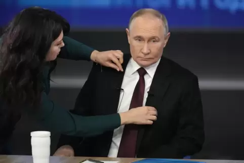 Das Revers ist fusselfrei, die Mikrophone angesteckt: Der russische Präsident Wladimir Putin bereitet sich auf seine jährliche P