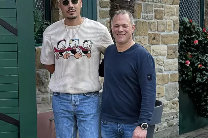 Teamwork: Rapper Apache 207 und Winzer Gerd Faubel. Teamwork: Rapper Apache 207 und Winzer Gerd Faubel.