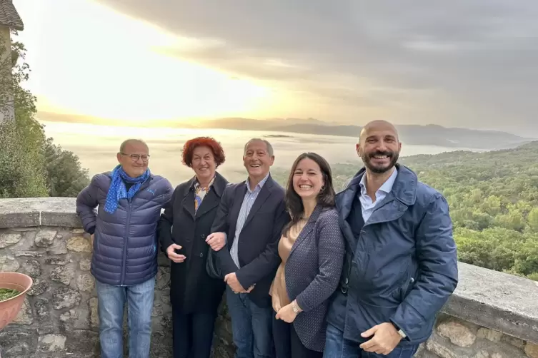 Enrico, 82, und Giovanna, 79, feiern ihre Goldene Hochzeit. Der Freudentag beginnt in der Grotte von Greccio. 