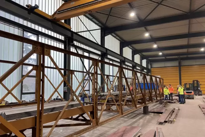 Viel Arbeit: Brückenteil in der Werkhalle. Viel Arbeit: Brückenteil in der Werkhalle.