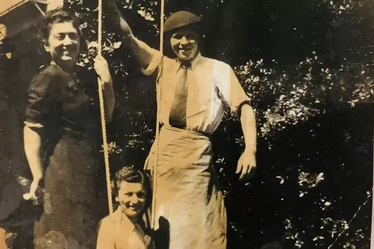 Albert Corrieri mit dem Personal des Restaurants &bdquo;La Daurade&ldquo; in Marseille kurz vor der Deportation 1943. 