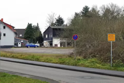 Soll bebaut werden: Ein Investor möchte auf der Brachfläche am Ramsteiner Ortseingang von Miesenbach kommend drei Mehrfamilienhä