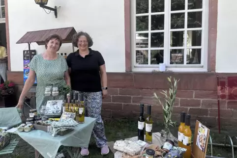 Anja Gute und Unterhammer-Chefin Judith Lambrecht präsentieren einen Teil des regionalen Sortiments, das am Unterhammer angebote