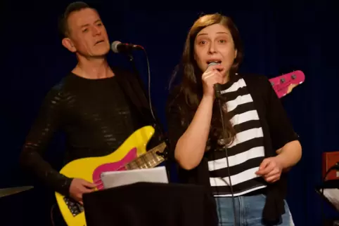 Fatma Tazegül ist kurzfristig für Silke Hauck eingesprungen, links Frowin Ickler mit Bass und Backing Vocals.
