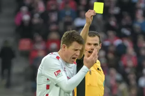 Das war’s dann mit der Rückkehr auf den Betze-Rasen: Schiedsrichter Robin Braun zeigt Dominique Heinz in der Partie der Kölner g