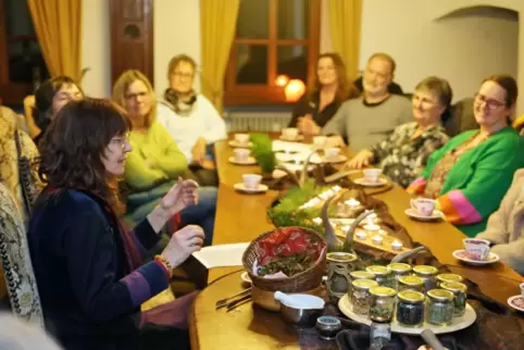 Kräuterpädagogin Christel Trost vermittelt bei der Raunachtveranstaltung viele Infos zum Thema und präsentiert zahlreiche Kräute