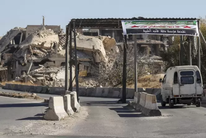 Syrien im Ausnahmezustand: Ein Auto fährt am 19. Dezember an zerstörten Gebäuden im Stadtteil Jobar in Damaskus vorbei. Syrien im Ausnahmezustand: Ein Auto fährt am 19. Dezember an zerstörten Gebäuden im Stadtteil Jobar in Damaskus vorbei.