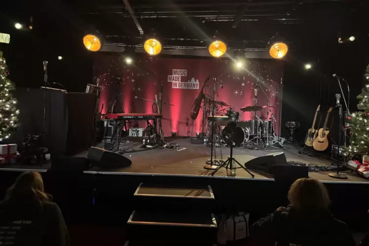 Die kleine B&uuml;hne war f&uuml;r das Wohnzimmerkonzert genau richtig.