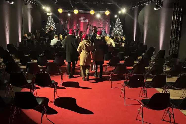 Kurz vor dem Konzert: Der Saal f&uuml;llte sich langsam.