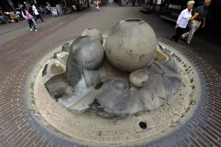 Der alte Kn&ouml;delbrunnen stand &uuml;ber 40 Jahre in der Bismarckstra&szlig;e und musste f&uuml;r ein GAG-Bauprojekt weichen.