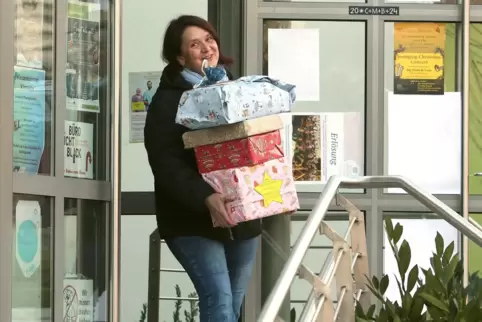  Die Leiterin des Hauses der Familie, Helga Schreieck, fährt mit zu den Menschen, die das Geschenk von ihrem Wunschstern überrei