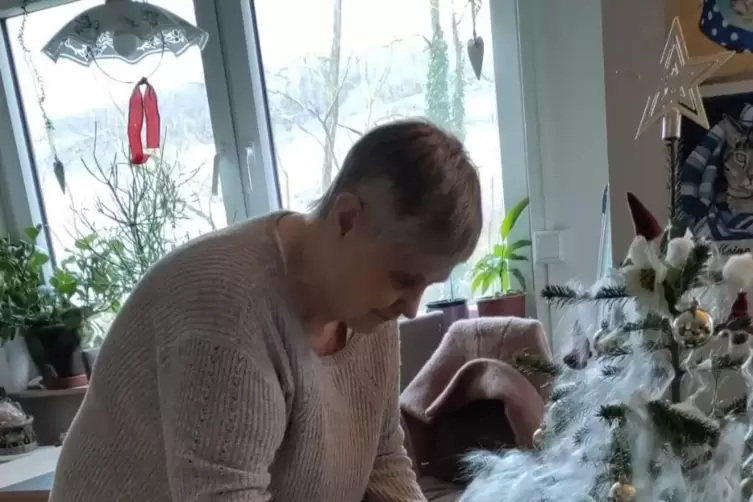 Froh &uuml;ber die Tafel: Hildegard B&ouml;lke. 
