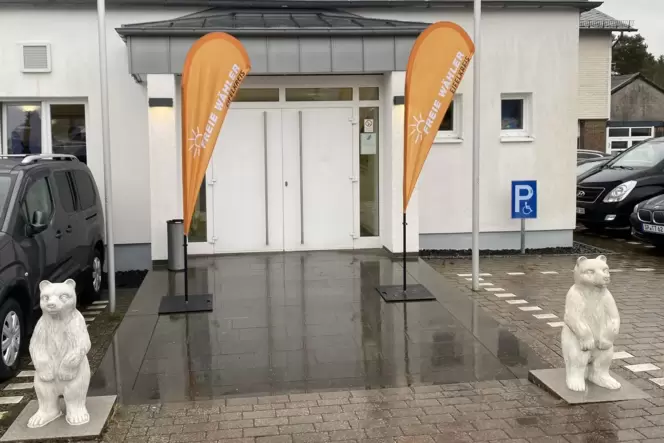 Flankiert von zwei Bären: Eingang zum Gemeindesaal in Bärenbach.