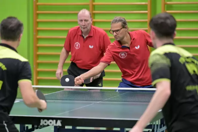 Der Vorsitzende spielt selbst: Christoph Weber (rechts in Rot) mit Jörg Dietz vom TTC Speyer gegen David Sachs und Patrick Hecke Der Vorsitzende spielt selbst: Christoph Weber (rechts in Rot) mit Jörg Dietz vom TTC Speyer gegen David Sachs und Patrick Hecke