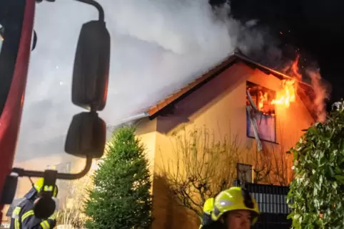 Qualm und Feuer: Flammen schlagen aus dem Fenster im Obergeschoss des Biedesheimer Einfamilienhauses. 