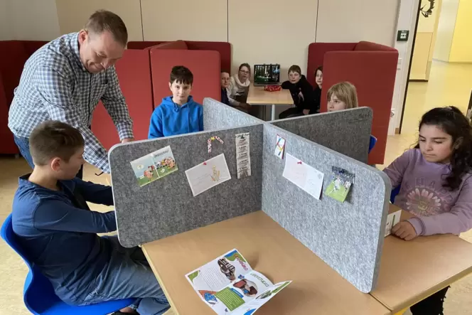 Im Lernbüro können die Schüler in ihrem individuellen Tempo arbeiten. Ihren Platz dürfen sie selbst gestalten. Markus Sabath (li Im Lernbüro können die Schüler in ihrem individuellen Tempo arbeiten. Ihren Platz dürfen sie selbst gestalten. Markus Sabath (li