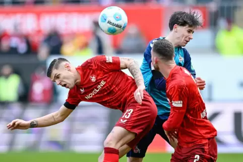 Erik Wekesser (links) stand gegen Köln überraschend in der Startelf – doch er überzeugte nicht beim 0:1.