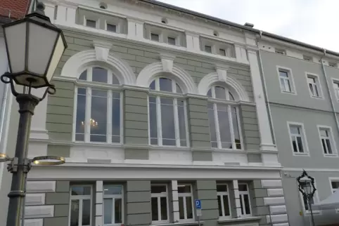 Das Stadthaus: Es grünt so grün wie jetzt auch das Gemeindehaus in Sondernheim.
