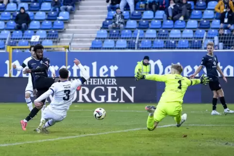 Kevin Arase markiert das 1:0 für den SV Waldhof.