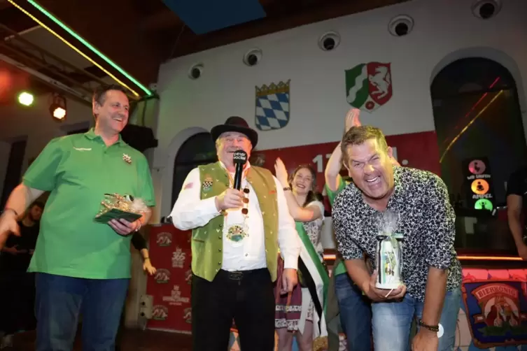 Der Bierk&ouml;nig im Bierk&ouml;nig. Ernst Ludwig Huy (Mitte) heizte Stadtb&uuml;rgermeister Marc Muchow und dem Wirt vom Bierk&ouml;nig in Mallorc