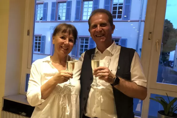 Auch Michael Vettermann ( hier mit seiner Frau Ina) bleibt laut W&auml;hlerwillen in Rockenhausen Stadtchef. 
