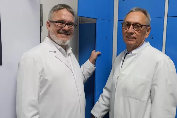 Chefarzt Michael Schmid (rechts) gab die Leitung der chirurgischen Abteilung in Kirchheimbolanden an Christian M&ouml;nch, der damit 