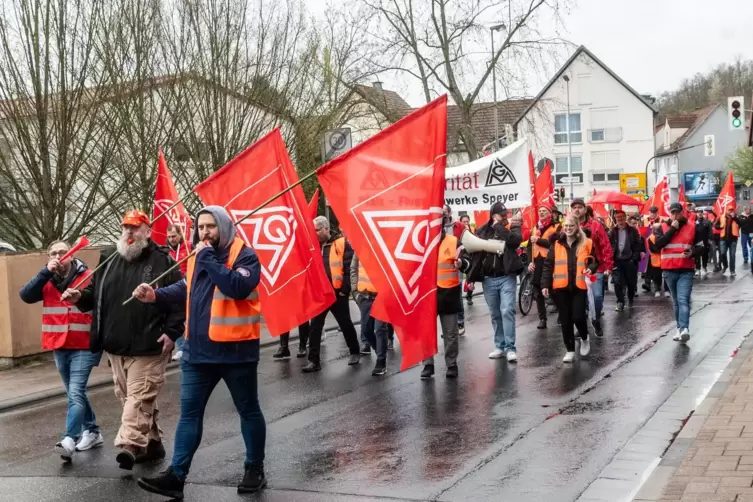 Gienanthmitarbeiter gingen f&uuml;r ihre Arbeitspl&auml;tze auf die Stra&szlig;e. 