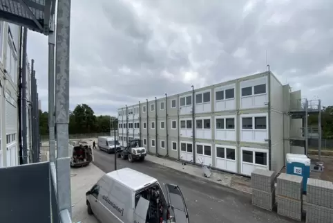 An der Bayreuther Straße ist ein neues Containerdorf für Flüchtlinge entstanden.