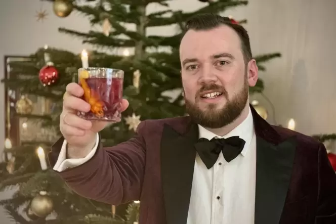 Perfekter Schlussakkord fürs Jahr: Timo Benß mit dem Pfälzer Glühwein-Cocktail. Perfekter Schlussakkord fürs Jahr: Timo Benß mit dem Pfälzer Glühwein-Cocktail.