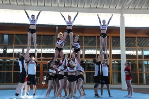 Die Falcons beim Euro-Cheermasters 2017 in Magdeburg.
