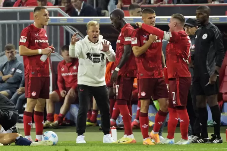 Auch wenn Marlon Ritter (rechts) Kapit&auml;n beim 1. FC Kaiserslautern ist, hat er bei Trainer Markus Anfang (Zweiter von links) kei