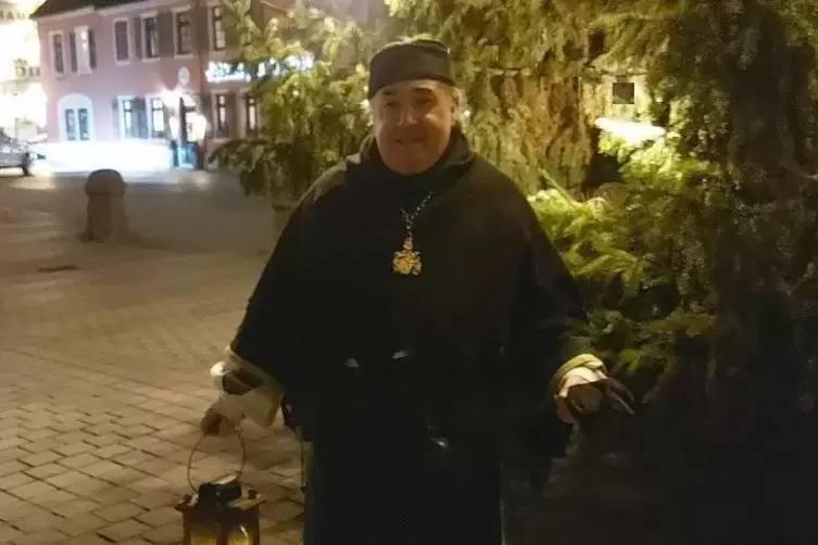 Peter Bilh&ouml;fer f&uuml;hrt die G&auml;ste historisch gekleidet durch Speyer.