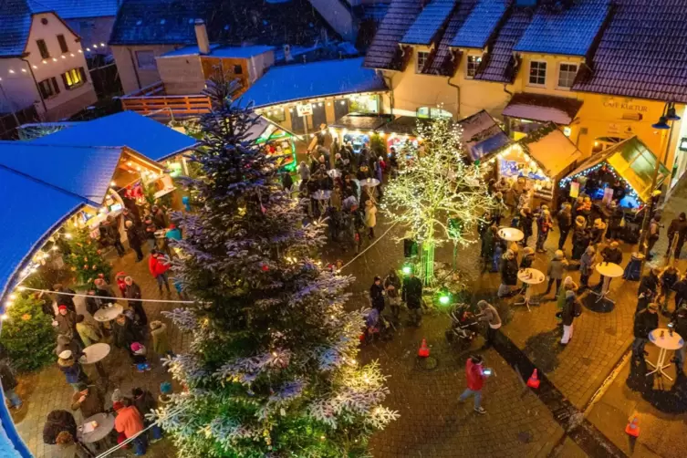 Menschen besuchten zahlreiche Weihnachtsm&auml;rkte in der Region.