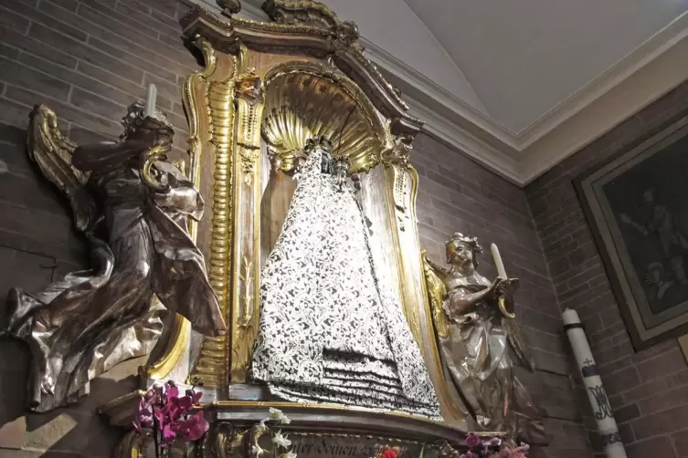 Vor dem Brand: die Schwarze Madonna mit Engeln. Der Mantel ist verloren. 