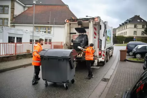 Sorgen für die Entsorgung im Landkreis Kusel: Mitarbeiter der Firma Preis in Konken, hier gerade bei der Restmüllabholung im Kus