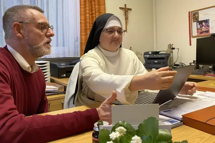 B&uuml;ro: Schwester Roberta mit Finanzchef Hermann-Josef Br&ouml;erken. 