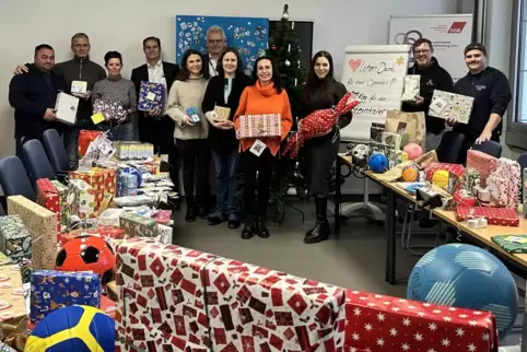 Abschluss der Wunschbaum-Aktion: Geschenke werden überreicht. 