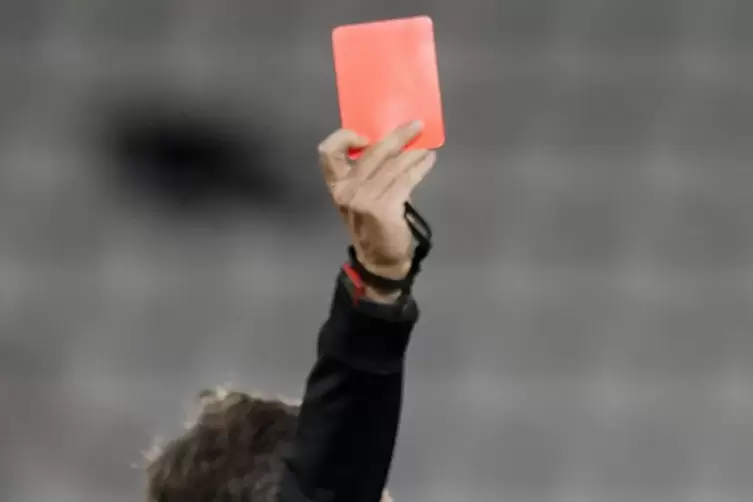 Platzverweis: Wenn ein Spieler wegen Schiedsrichterbeleidigung oder &Auml;hnliches Rot sieht, fallen Strafen oft milde aus.