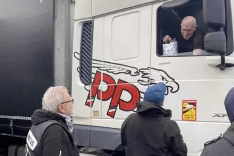 Am Weihnachtsmorgen sind noch viele Fahrerkabinen verhängt: Doch reagieren die Fahrer trotzdem.