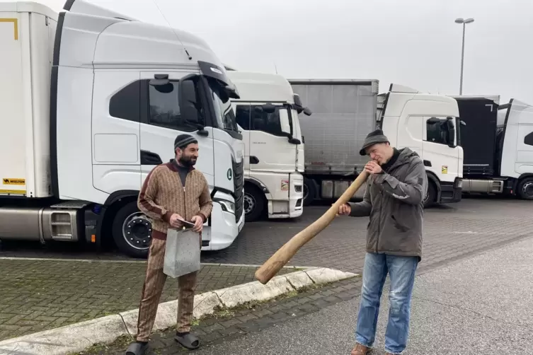 Elmar Mathis &uuml;berrascht einen Fahrer aus Usbekistan mit dem Didgeridoo. 