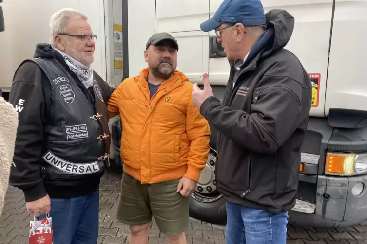 Russisch, Deutsch, Englisch, im Notfall mit H&auml;nden und F&uuml;&szlig;en: Geis und Artur Schell (rechts) mit einem der Fahrer.
