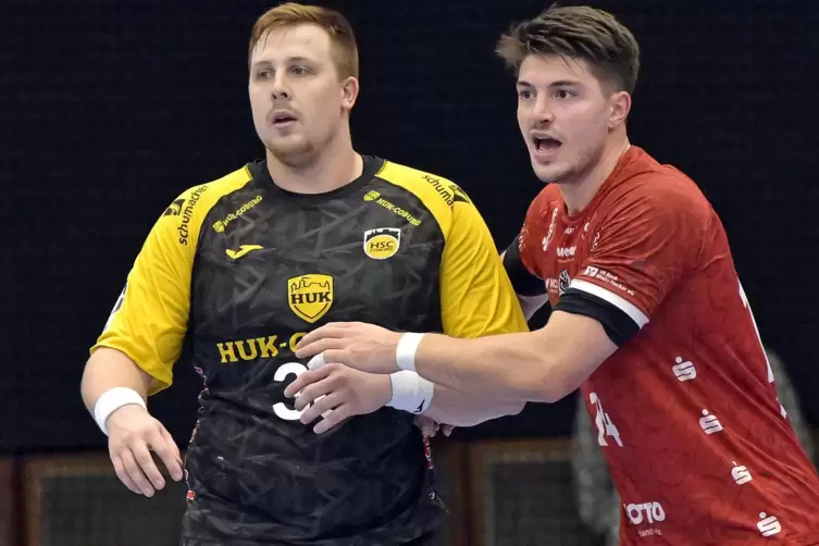 Coburgs Nils R&ouml;ller wird von Eulen-Kapit&auml;n Max Haider bewacht.