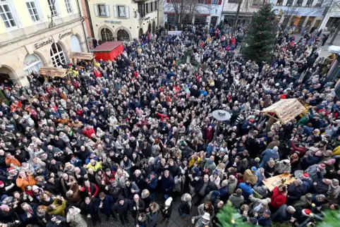 Hunderte treibt das „Pfälzer Lebensgefühl“ an Heiligabend in die Dürkheimer Innenstadt. 