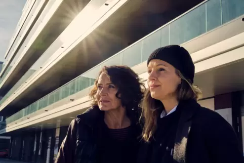 2025 beginnt in Ludwigshafen: Im „Tatort: Der Stelzenmann“ ermitteln Ulrike Folkerts (links) und Lisa Bitter als Duo Odenthal/St