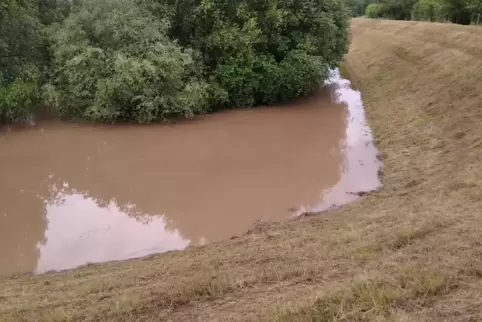 Ein Großkarlbacher hat 2021dieses Foto gemacht. Das Regenrückhaltebecken hatte damals recht wenig Wasser aufgenommen, während de