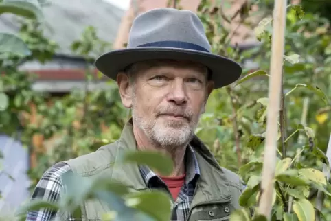 Michael Heißenberg rettet alte Streuobstwiesen. „Erstaunlich, dass da noch die Säfte durchfließen“, sagt er beim Anblick eines B