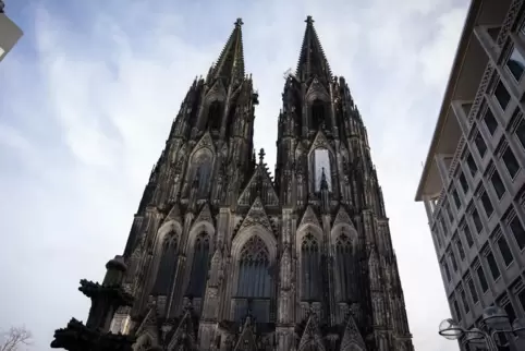 Die zwei Haupttürme des gotischen Doms am Hauptbahnhof ragen in den Kölner Himmel. 