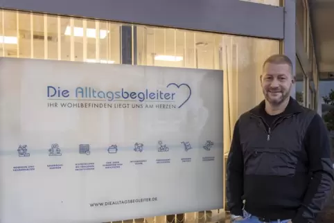 Jens Krieger, Inhaber der Alltagsbegleiter, vorm Firmensitz am Stiftsplatz 5.