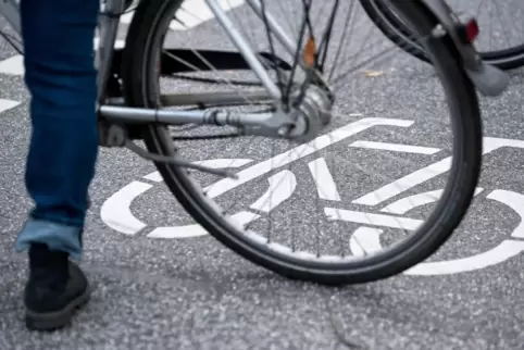 Ein unbekannter Radler reagierte sehr aggressiv auf das Lichtsignal eines Fußgängers. 